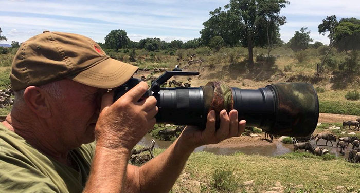 Ce lion a poussé un énorme rugissement et a donné à ce photographe le « choc de sa vie », puis lui a fait un clin d’oeil et un sourire