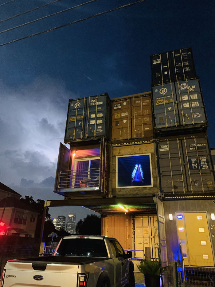 Un homme utilise 11 conteneurs pour construire sa maison de rêve de 232 mètres carrés