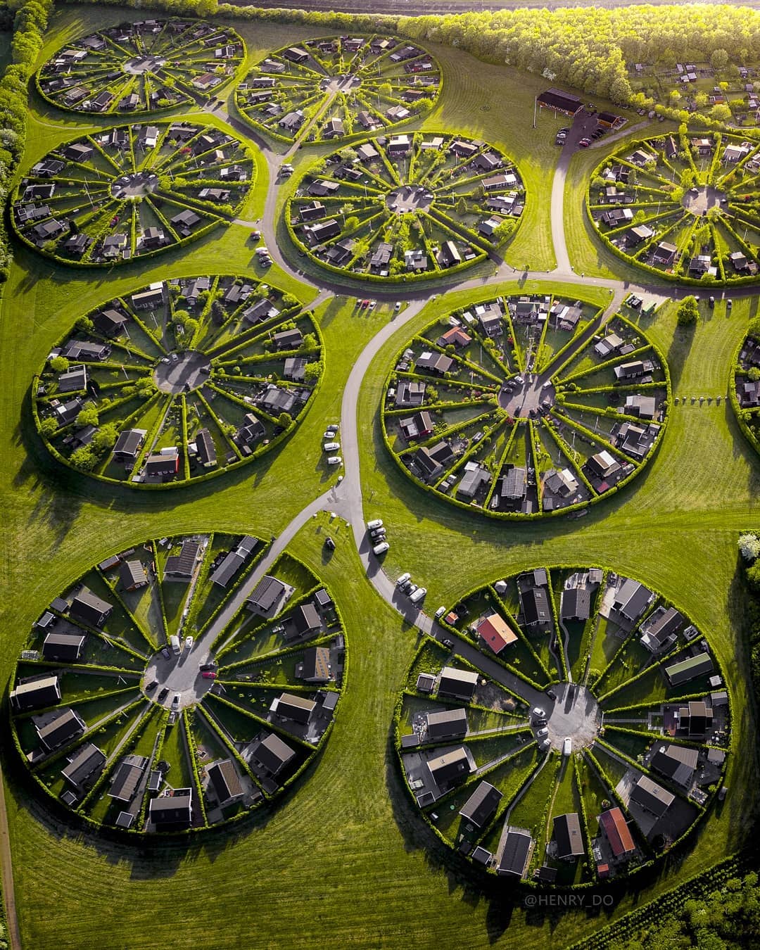 Cette communauté au Danemark vit dans des jardins circulaires surréalistes