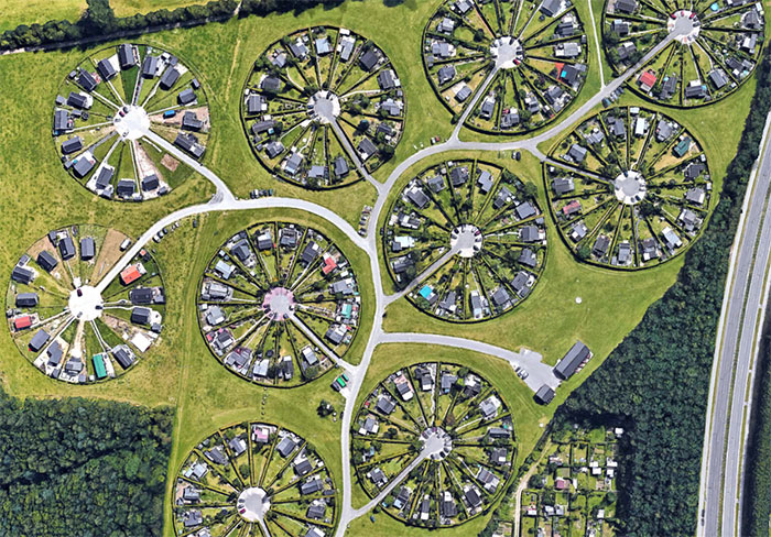 Cette communauté au Danemark vit dans des jardins circulaires surréalistes