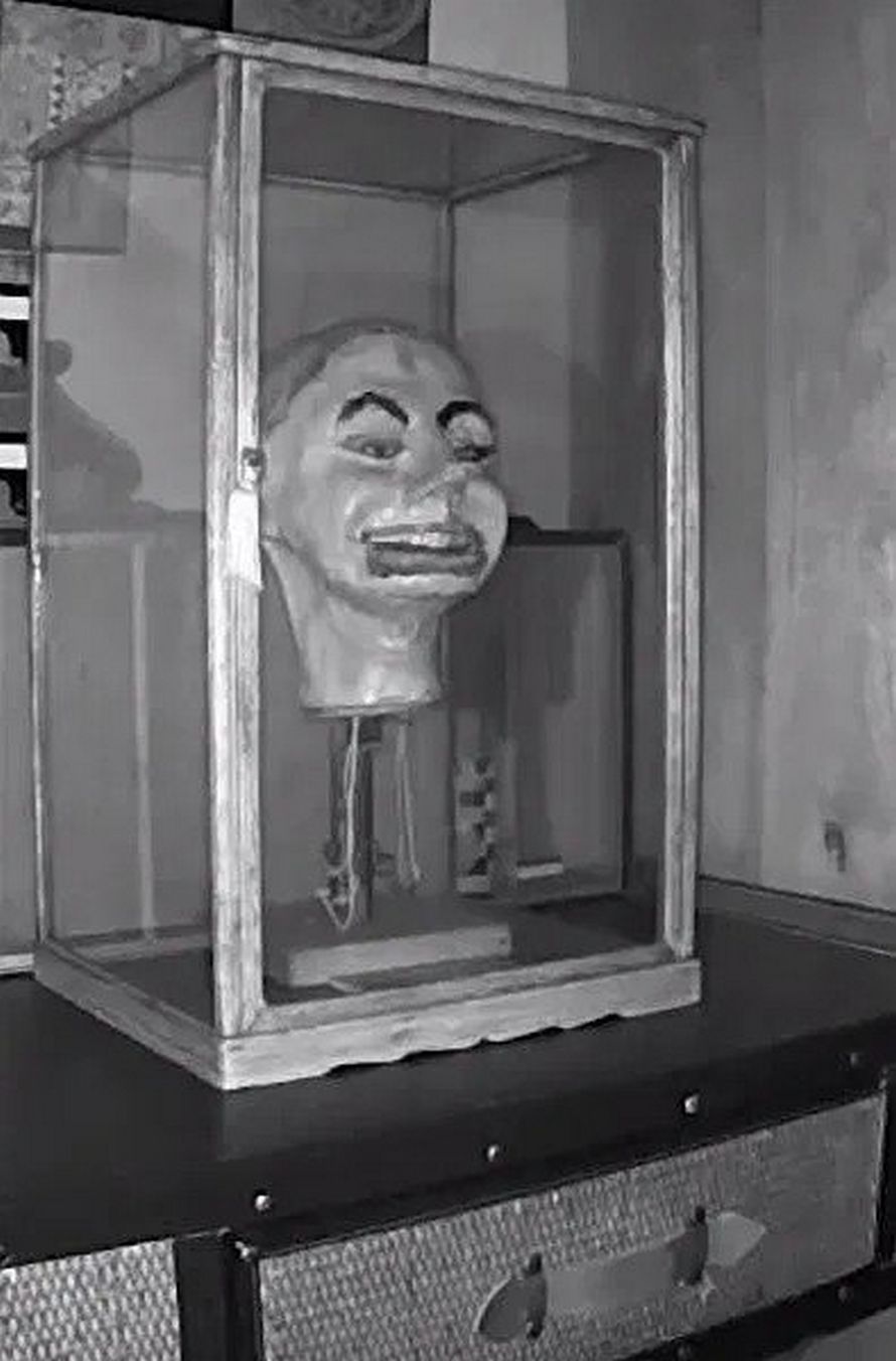 Cette marionnette de ventriloque a pris vie dans des images de vidéosurveillance terrifiantes