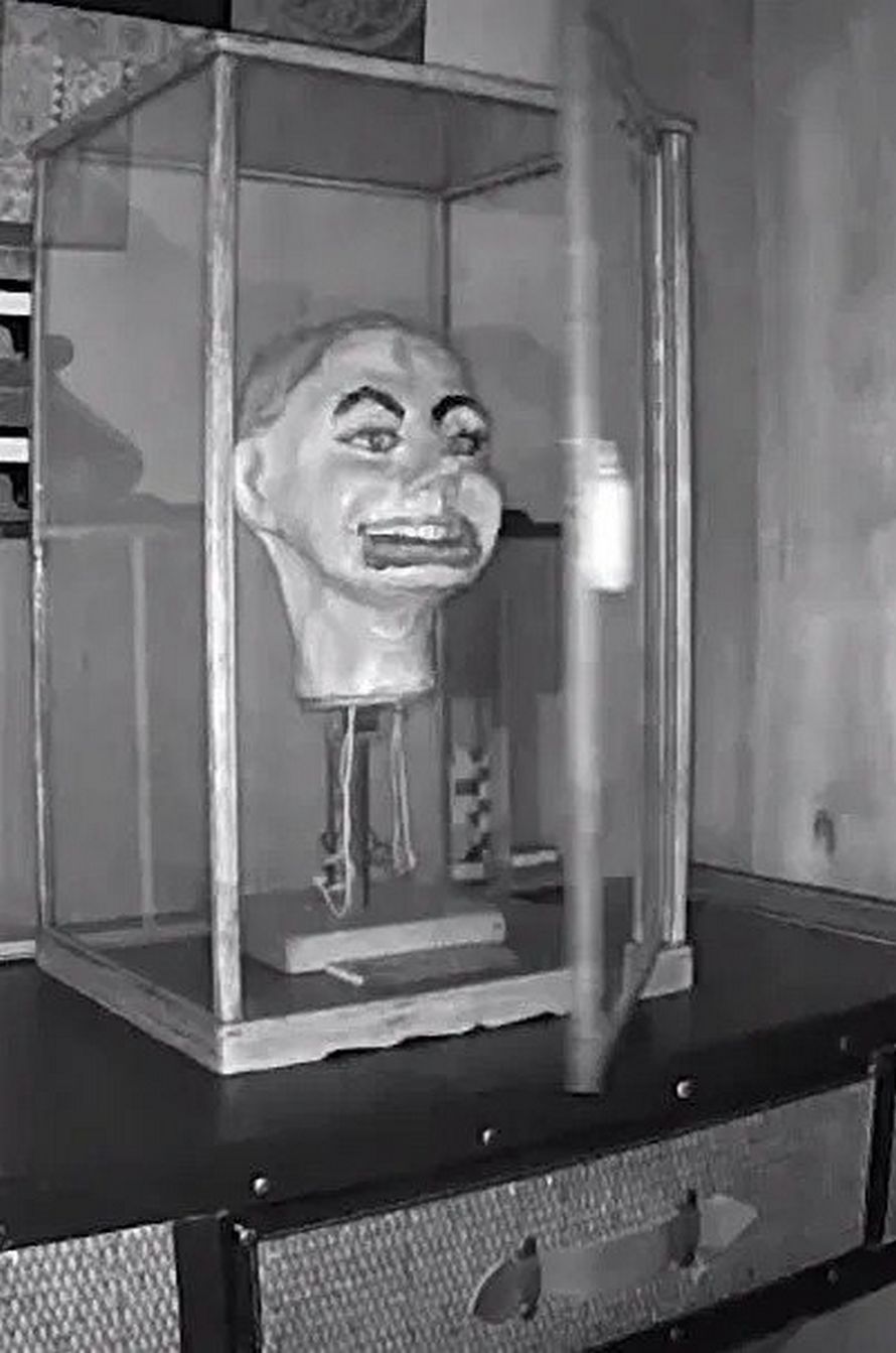 Cette marionnette de ventriloque a pris vie dans des images de vidéosurveillance terrifiantes
