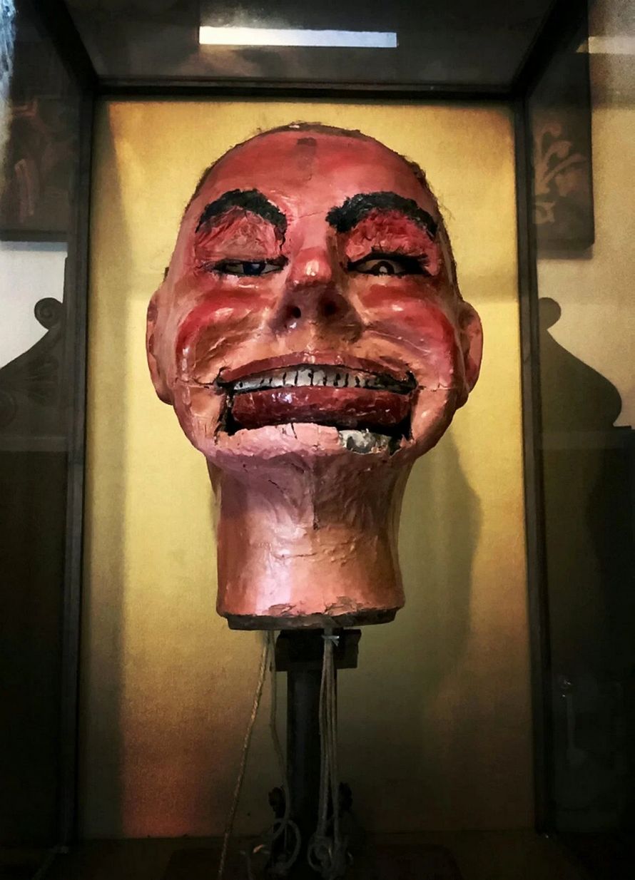 Cette marionnette de ventriloque a pris vie dans des images de vidéosurveillance terrifiantes