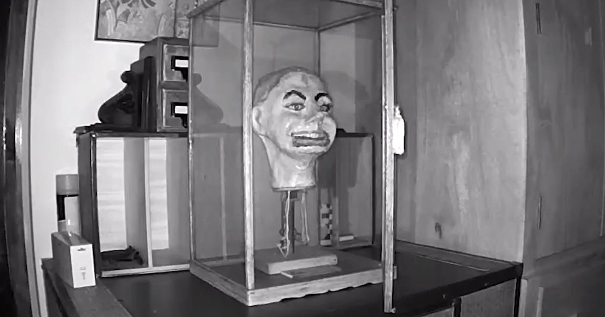 Cette marionnette de ventriloque a pris vie dans des images de vidéosurveillance terrifiantes