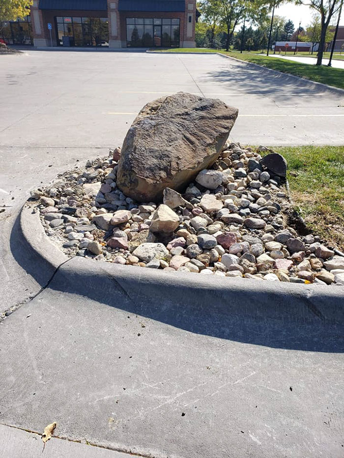 Quelqu’un a posé une énorme roche pour arrêter ceux qui sautent le trottoir et filmer les imbéciles qui l’ignorent