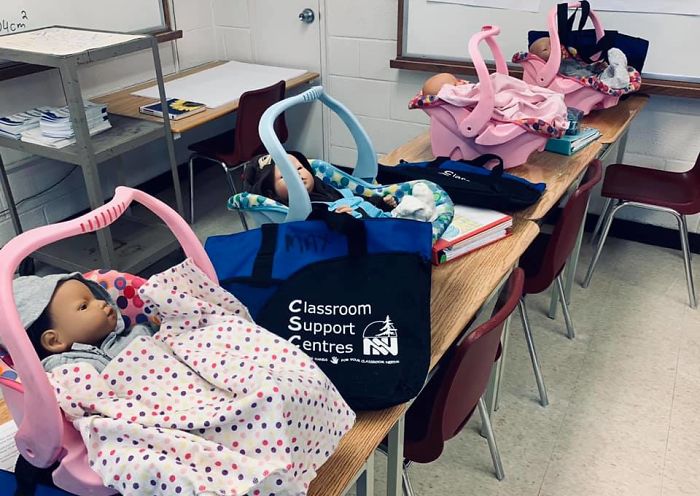 Des ados ont emmené de faux bébés à la maison pour un projet de parentalité et leur prof a partagé leurs textos de désespoir