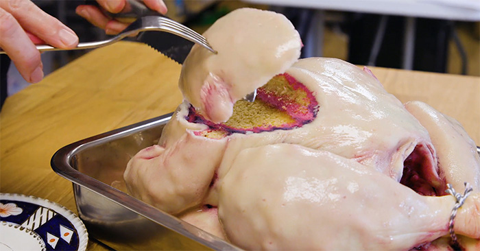 Les Gens Ont Du Mal A Croire Que Ce Gateau N Est Pas Une Vraie Dinde Crue Ipnoze