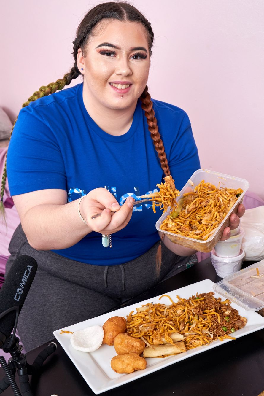 Cette femme a quitté son travail à plein temps pour faire des vidéos d’elle qui mange des repas à emporter
