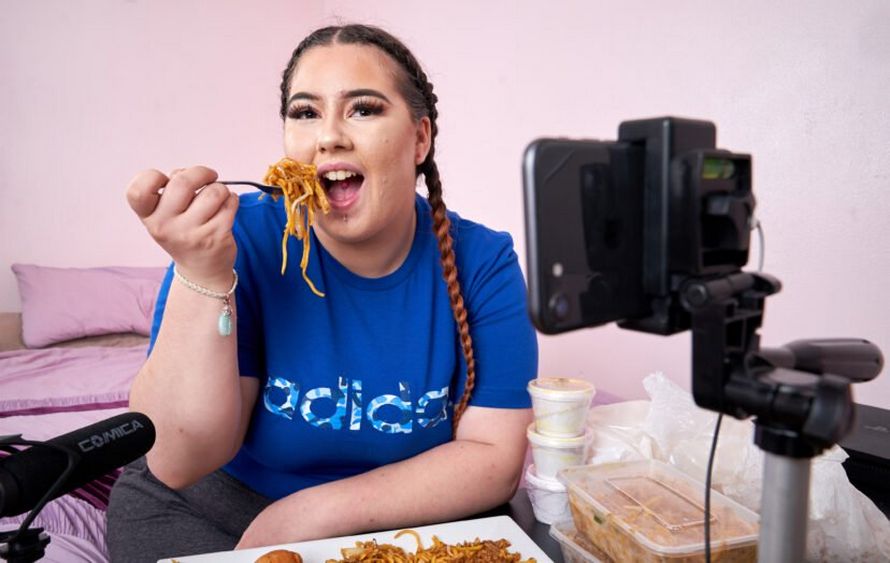 Cette femme a quitté son travail à plein temps pour faire des vidéos d’elle qui mange des repas à emporter