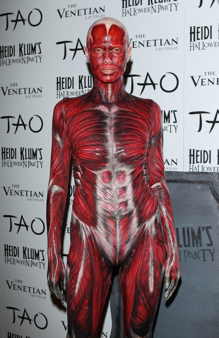 Heidi Klum vient de dévoiler son costume de cette année et prouve qu’elle est une fois de plus la reine de l’Halloween