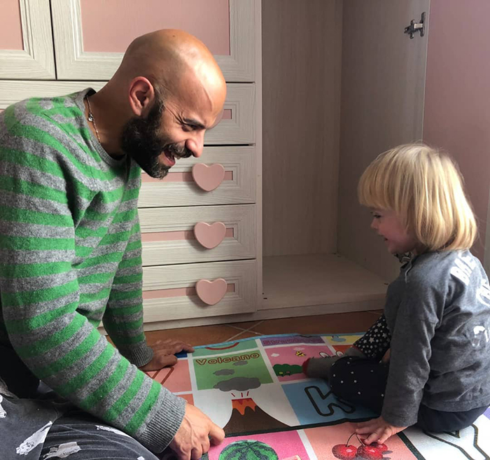 Ce père célibataire a adopté une petite fille trisomique rejetée par 20 familles
