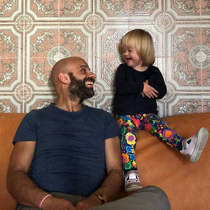 Ce père célibataire a adopté une petite fille trisomique rejetée par 20 familles
