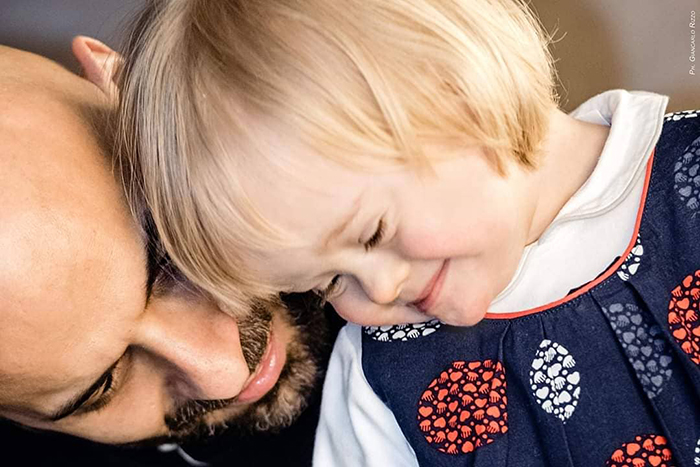 Ce père célibataire a adopté une petite fille trisomique rejetée par 20 familles
