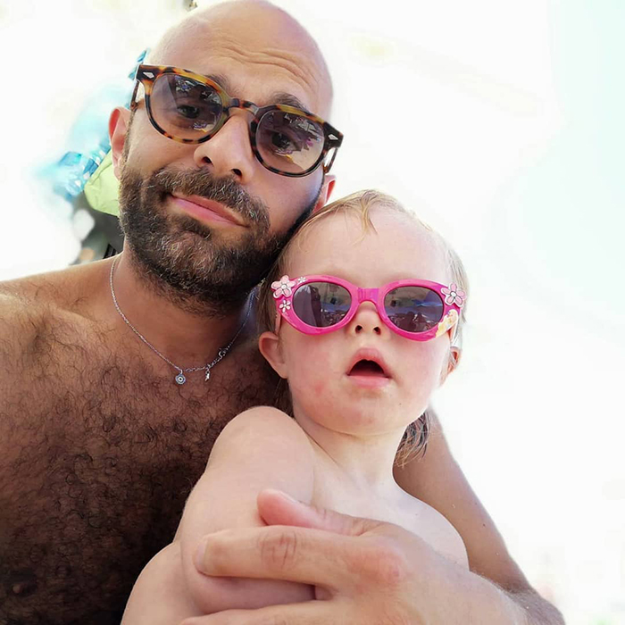 Ce père célibataire a adopté une petite fille trisomique rejetée par 20 familles