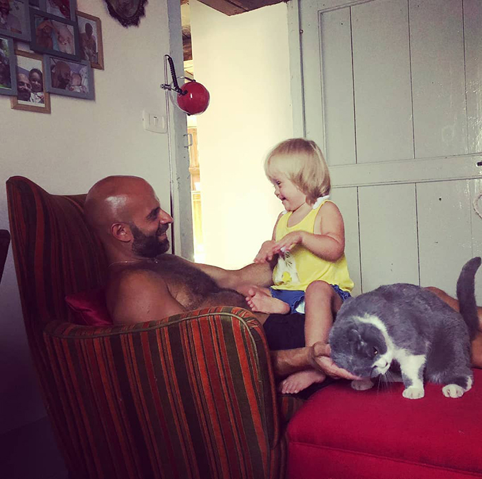 Un Pere Celibataire Adopte Une Petite Fille Trisomique Qui A Ete Rejetee Par Familles Ipnoze Un Pere Celibataire Adopte Une Petite Fille Trisomique Qui A Ete Rejetee Par Familles Ipnoze