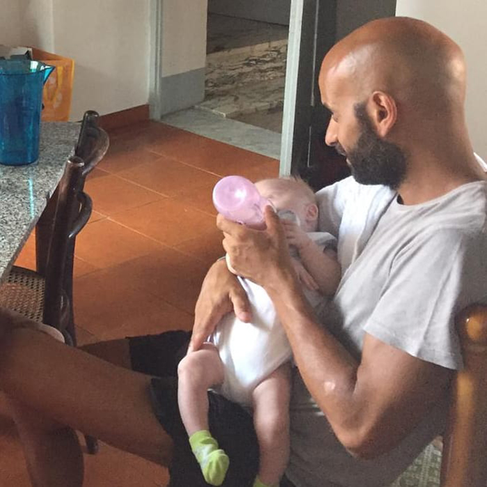 Ce père célibataire a adopté une petite fille trisomique rejetée par 20 familles