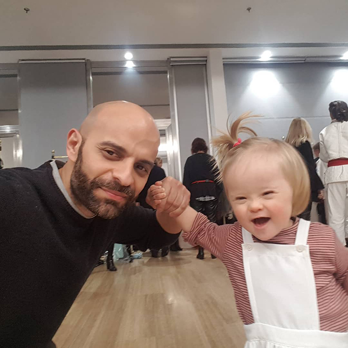 Ce père célibataire a adopté une petite fille trisomique rejetée par 20 familles