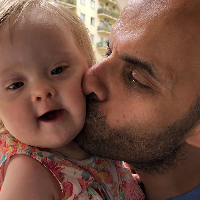 Ce père célibataire a adopté une petite fille trisomique rejetée par 20 familles