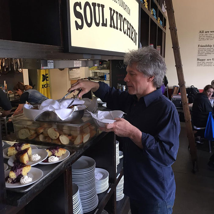 Bon Jovi a ouvert 2 restaurants qui permettent aux personnes dans le besoin de manger gratuitement