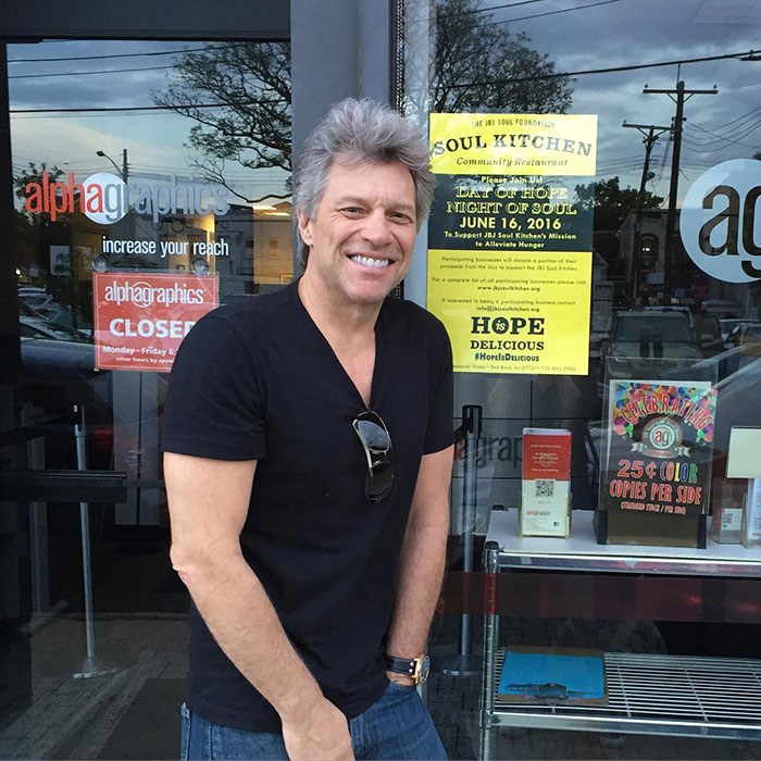 Bon Jovi a ouvert 2 restaurants qui permettent aux personnes dans le besoin de manger gratuitement