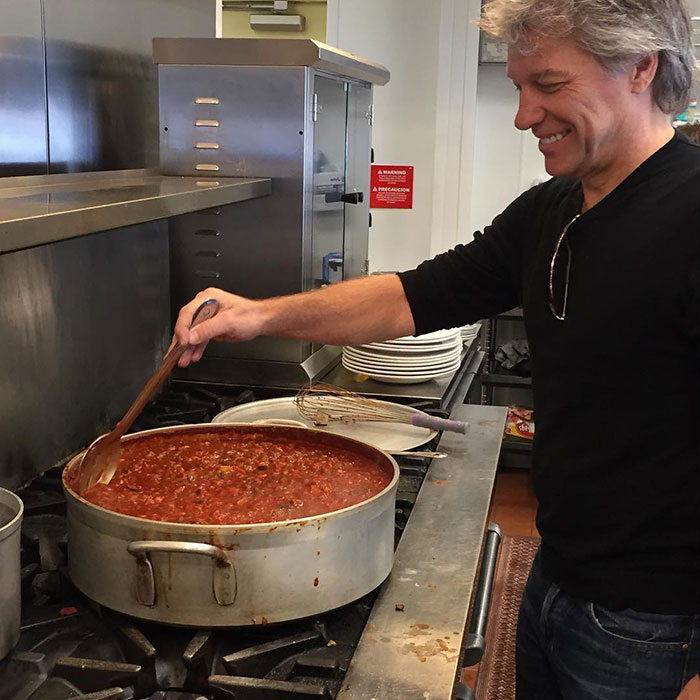 Bon Jovi a ouvert 2 restaurants qui permettent aux personnes dans le besoin de manger gratuitement