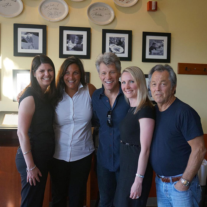 Bon Jovi a ouvert 2 restaurants qui permettent aux personnes dans le besoin de manger gratuitement