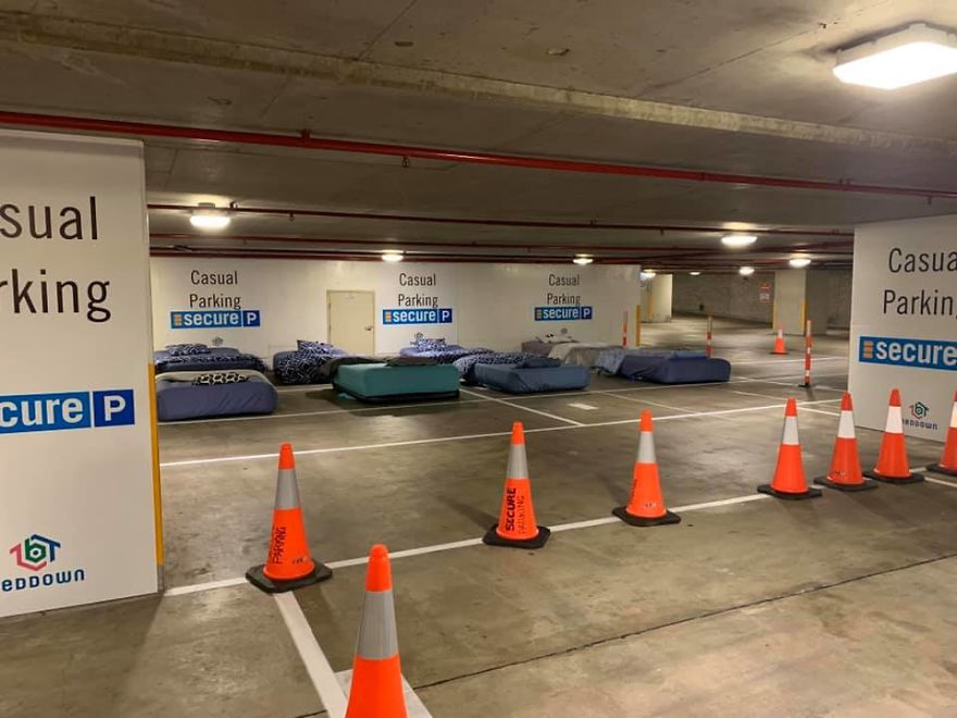 Ce stationnement est transformé en refuge pour sans-abris la nuit