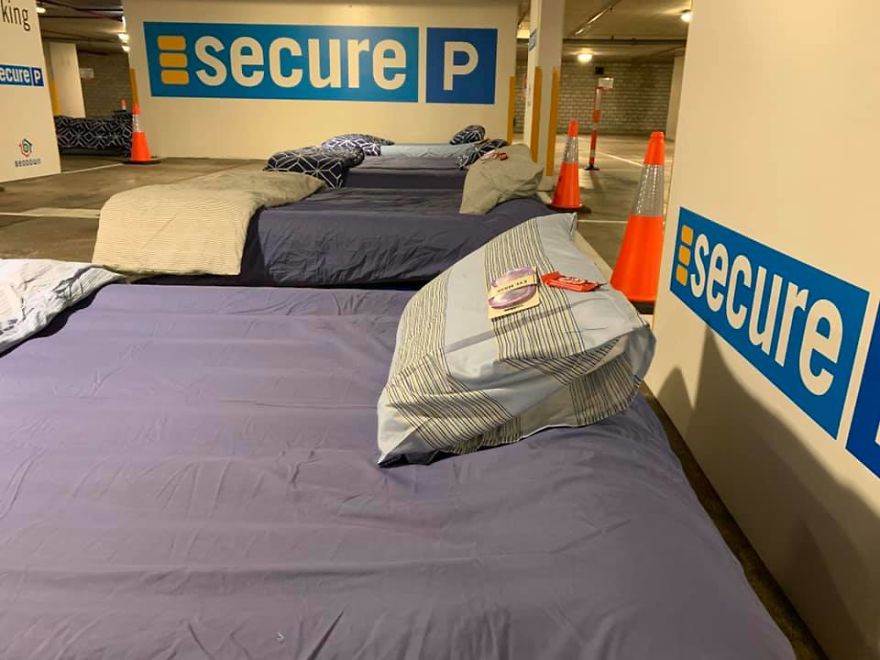 Ce stationnement est transformé en refuge pour sans-abris la nuit