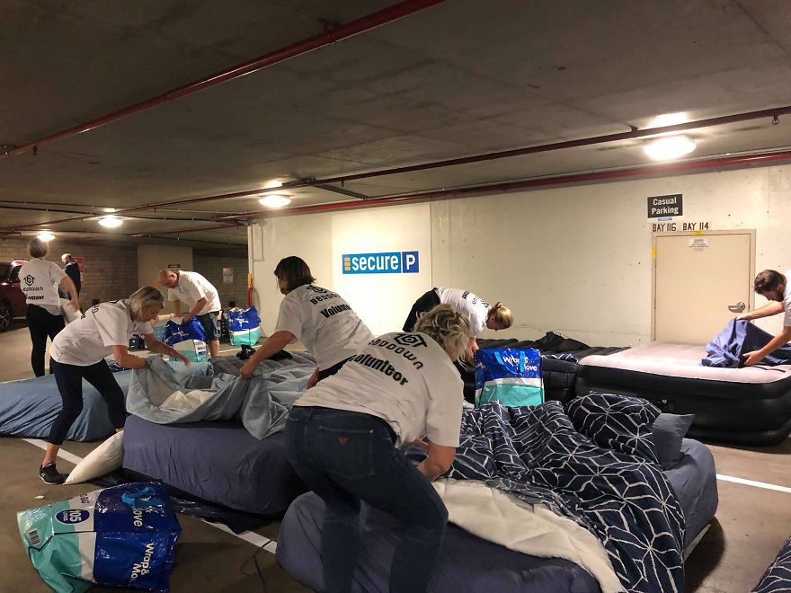 Ce stationnement est transformé en refuge pour sans-abris la nuit
