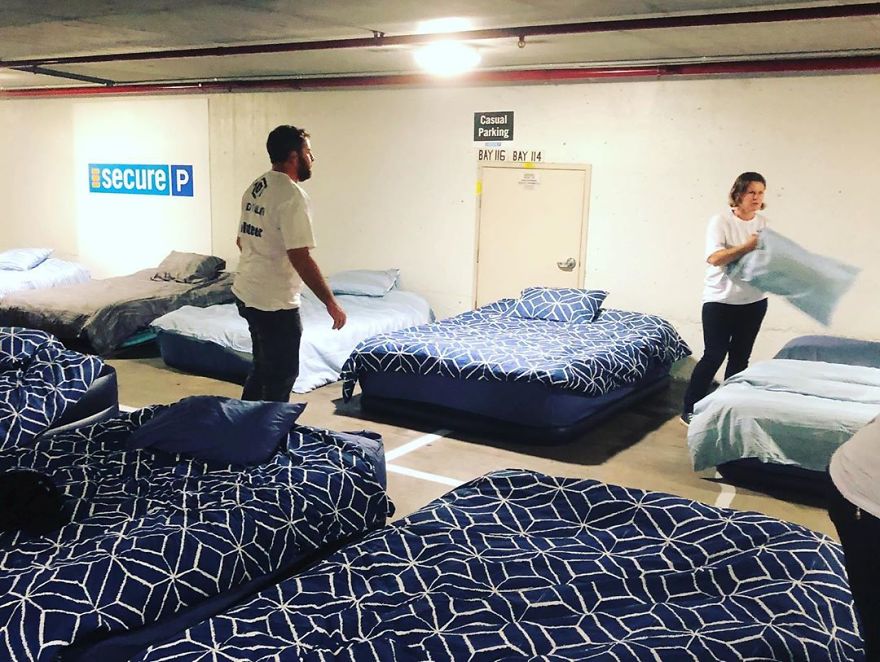 Ce stationnement est transformé en refuge pour sans-abris la nuit