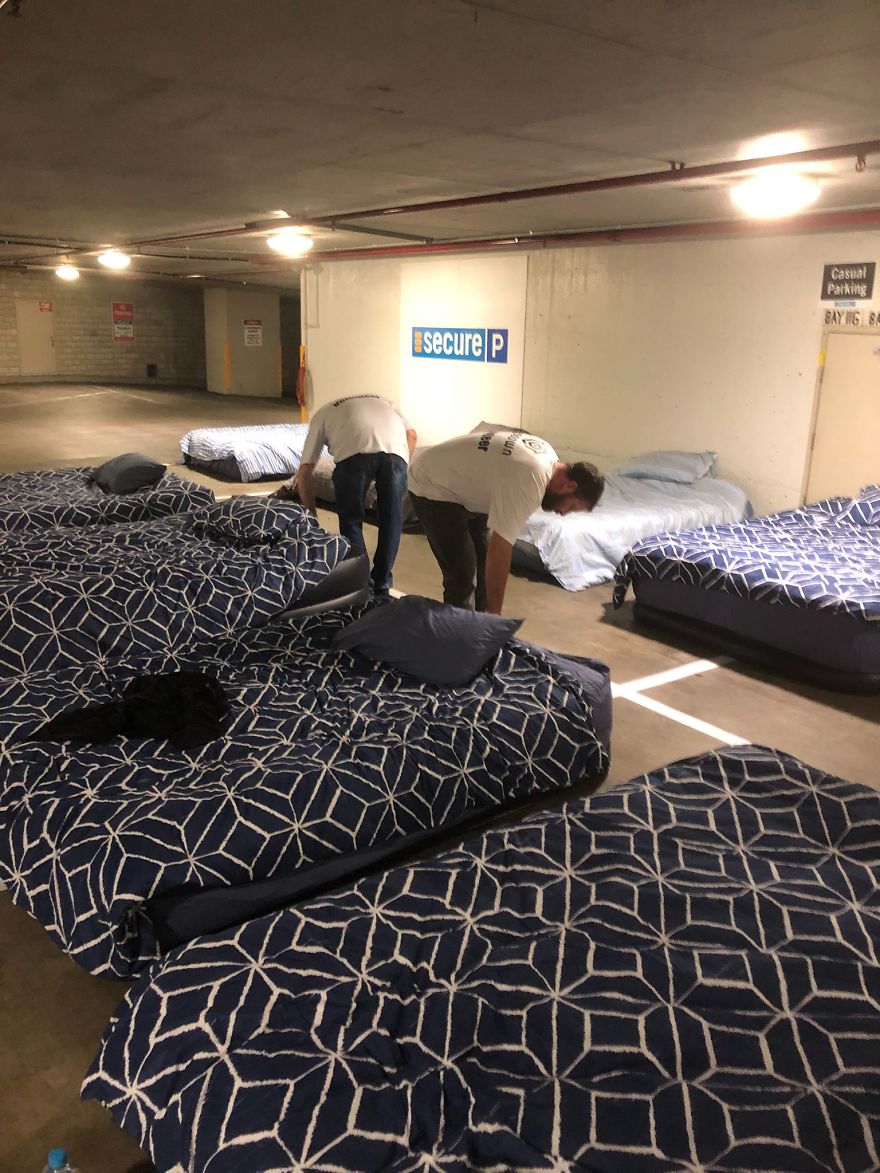 Ce stationnement est transformé en refuge pour sans-abris la nuit