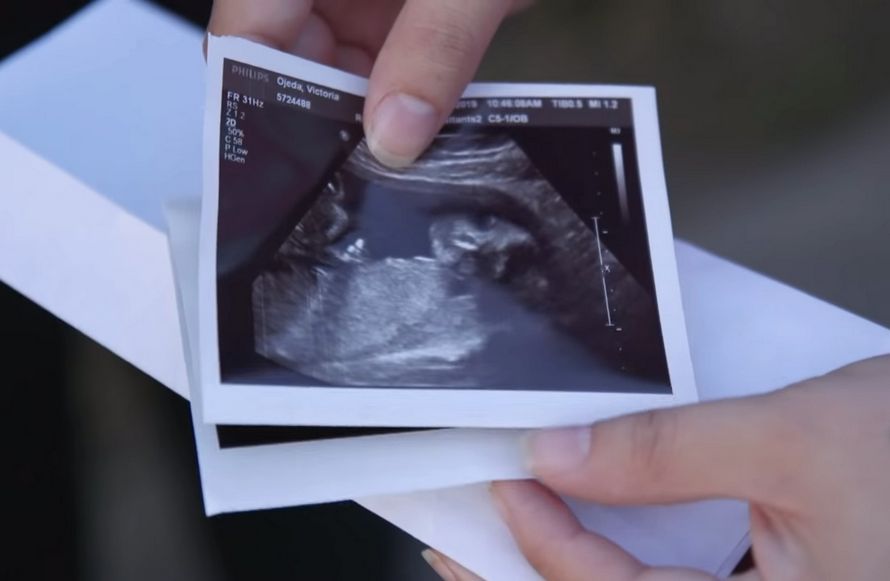 Cette femme polyamoureuse est tombée enceinte de l’un de ses quatre amants
