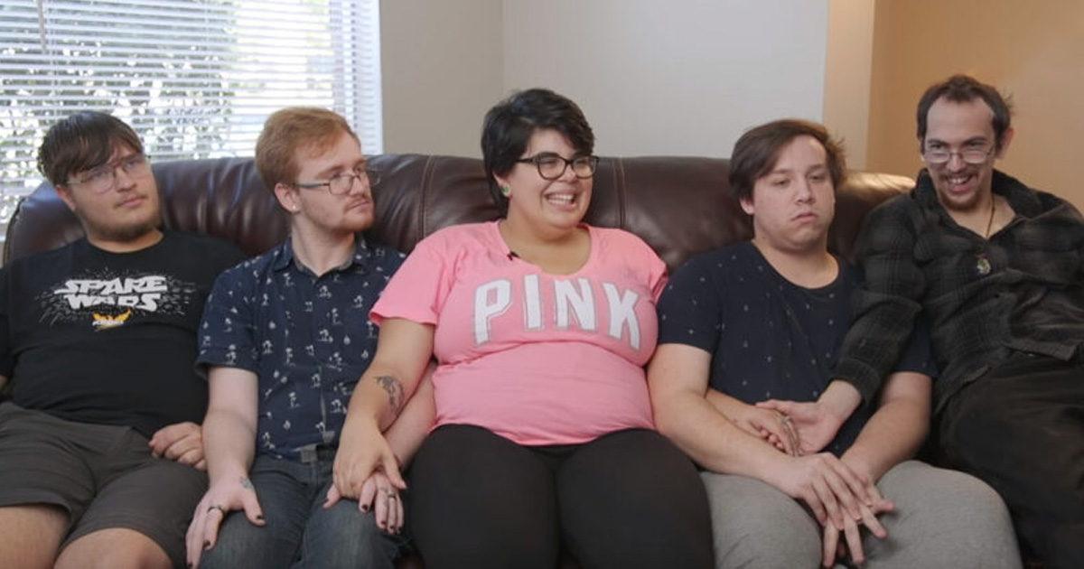 Cette femme polyamoureuse est tombée enceinte de l’un de ses quatre amants