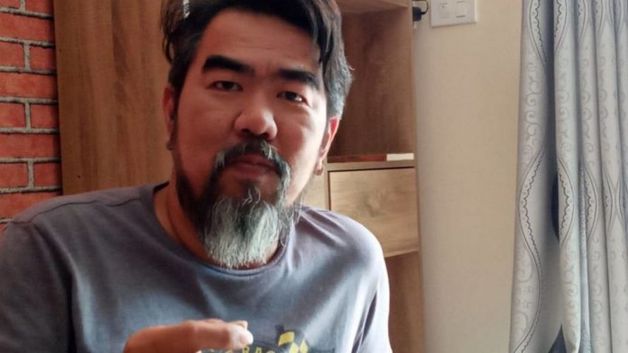 Un homme a été horrifié après avoir retiré de ses fesses un immense ver solitaire vivant