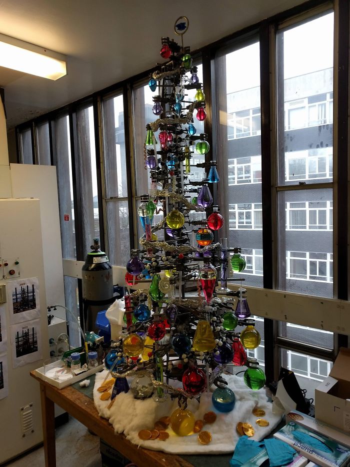 Voici comment des employés de différentes industries ont décoré leur lieu de travail avec des arbres de Noël très appropriés (22 images)