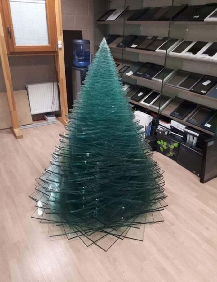Voici comment des employés de différentes industries ont décoré leur lieu de travail avec des arbres de Noël très appropriés (22 images)