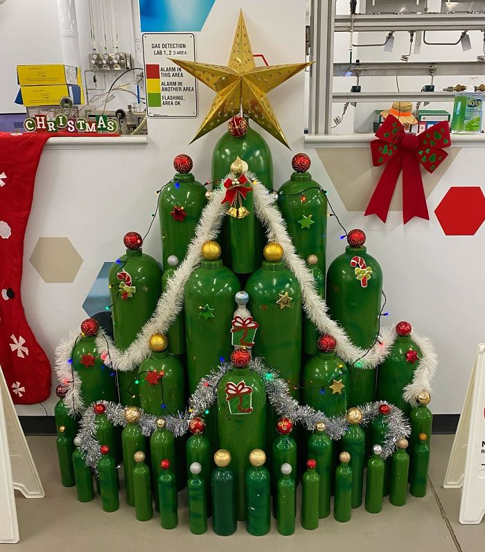 Voici comment des employés de différentes industries ont décoré leur lieu de travail avec des arbres de Noël très appropriés (22 images)