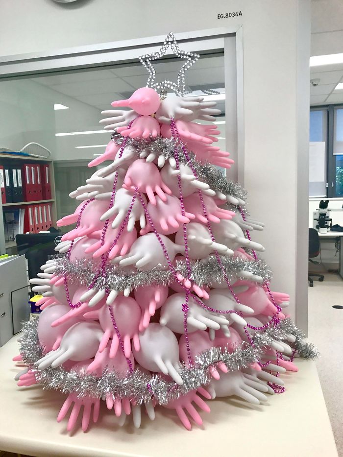 Voici comment des employés de différentes industries ont décoré leur lieu de travail avec des arbres de Noël très appropriés (22 images)