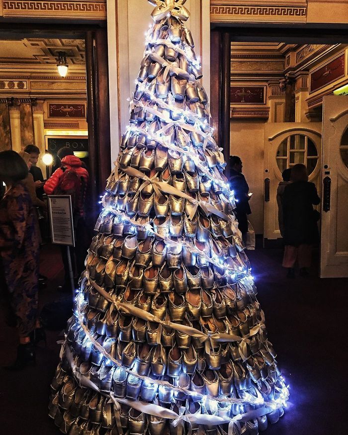 Voici comment des employés de différentes industries ont décoré leur lieu de travail avec des arbres de Noël très appropriés (22 images)