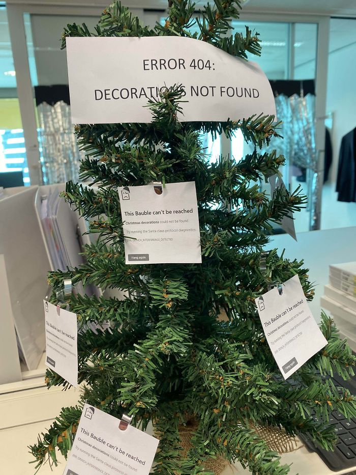 Voici comment des employés de différentes industries ont décoré leur lieu de travail avec des arbres de Noël très appropriés (22 images)