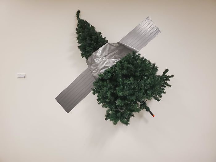 Voici comment des employés de différentes industries ont décoré leur lieu de travail avec des arbres de Noël très appropriés (22 images)