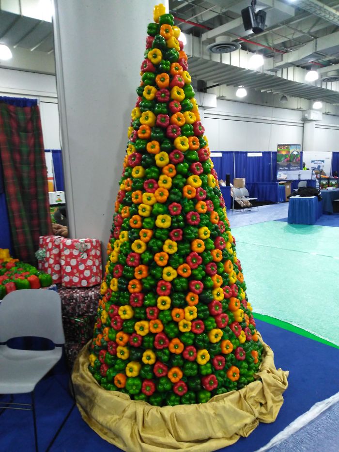 Voici comment des employés de différentes industries ont décoré leur lieu de travail avec des arbres de Noël très appropriés (22 images)