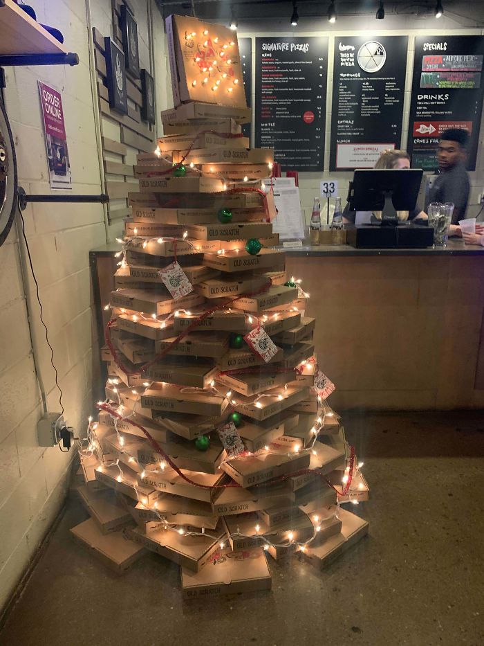 Voici comment des employés de différentes industries ont décoré leur lieu de travail avec des arbres de Noël très appropriés (22 images)