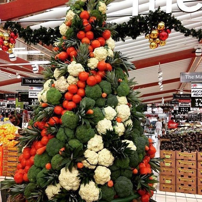 Voici comment des employés de différentes industries ont décoré leur lieu de travail avec des arbres de Noël très appropriés (22 images)