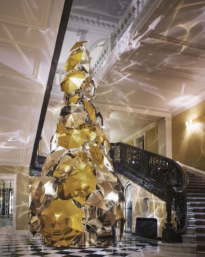 Voici comment des employés de différentes industries ont décoré leur lieu de travail avec des arbres de Noël très appropriés (22 images)