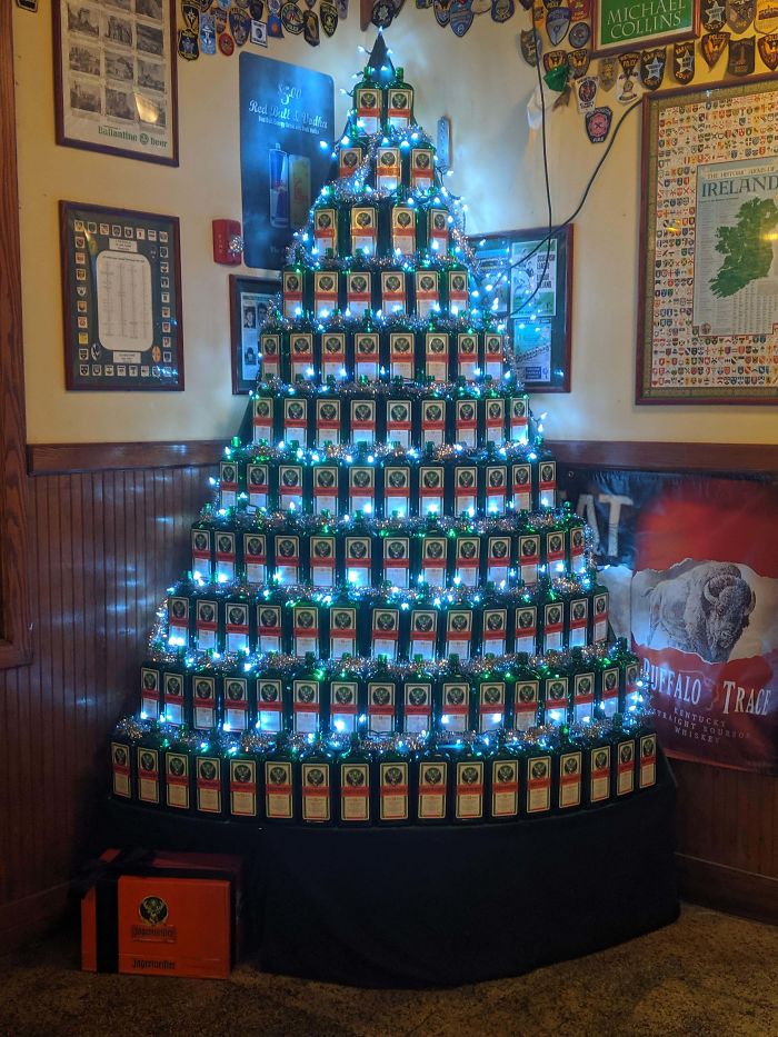 Voici comment des employés de différentes industries ont décoré leur lieu de travail avec des arbres de Noël très appropriés (22 images)