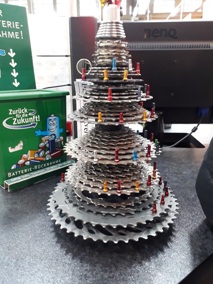 Voici comment des employés de différentes industries ont décoré leur lieu de travail avec des arbres de Noël très appropriés (22 images)