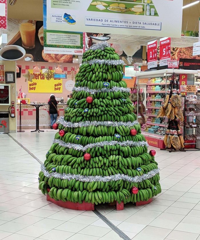 Voici comment des employés de différentes industries ont décoré leur lieu de travail avec des arbres de Noël très appropriés (22 images)