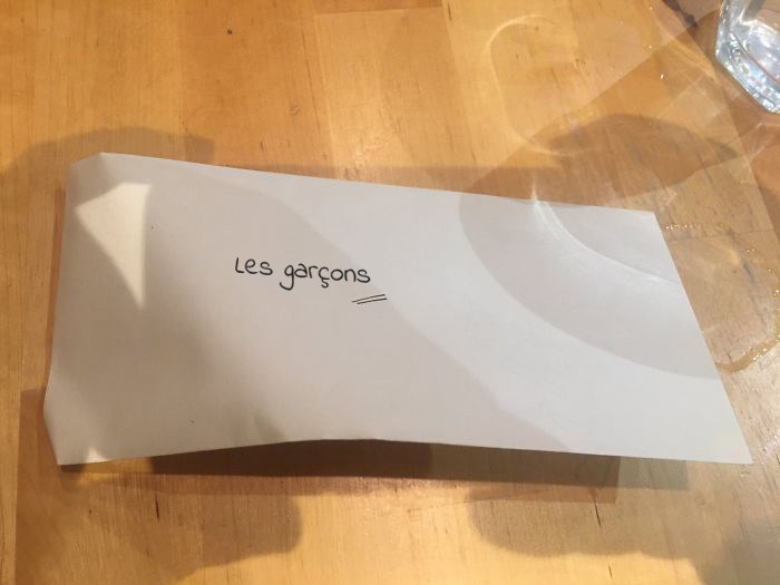 4 gars ont supplié leur voisin de les laisser jouer avec son chien, et ils ont reçu une lettre sympa en réponse