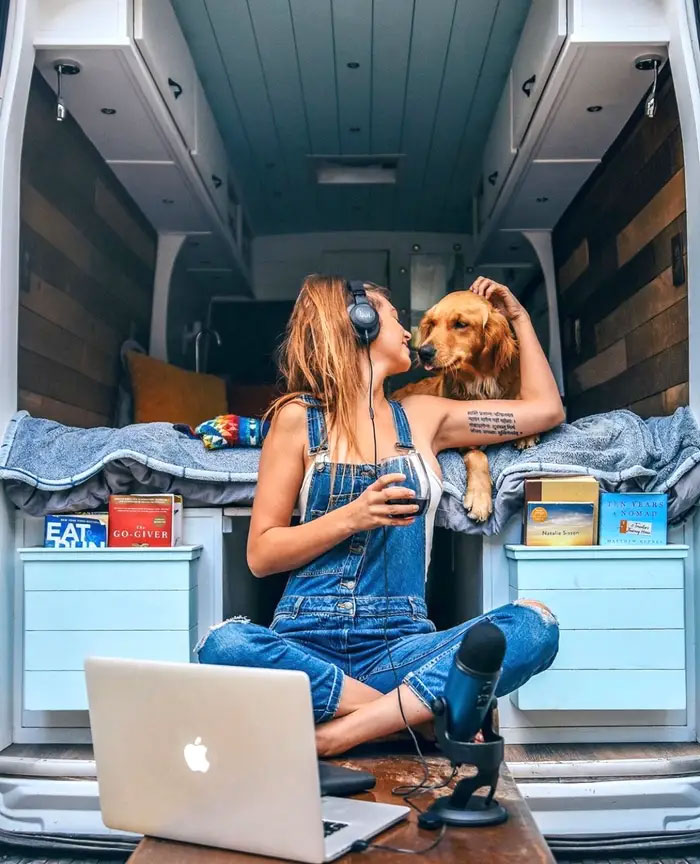 Cette femme de 24 ans a laissé son petit ami, quitté son emploi et vit maintenant dans un van avec son chien